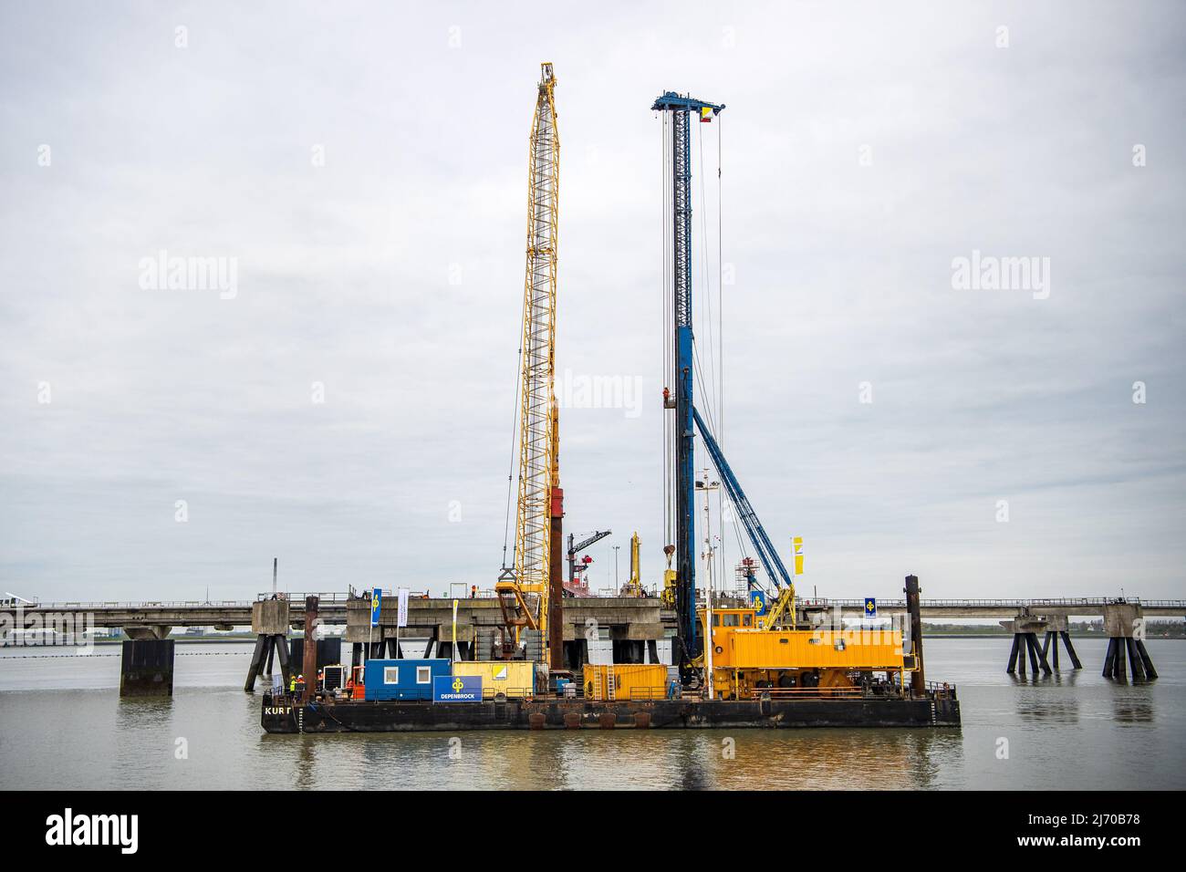 Floating storage regasification units hi-res stock photography and ...