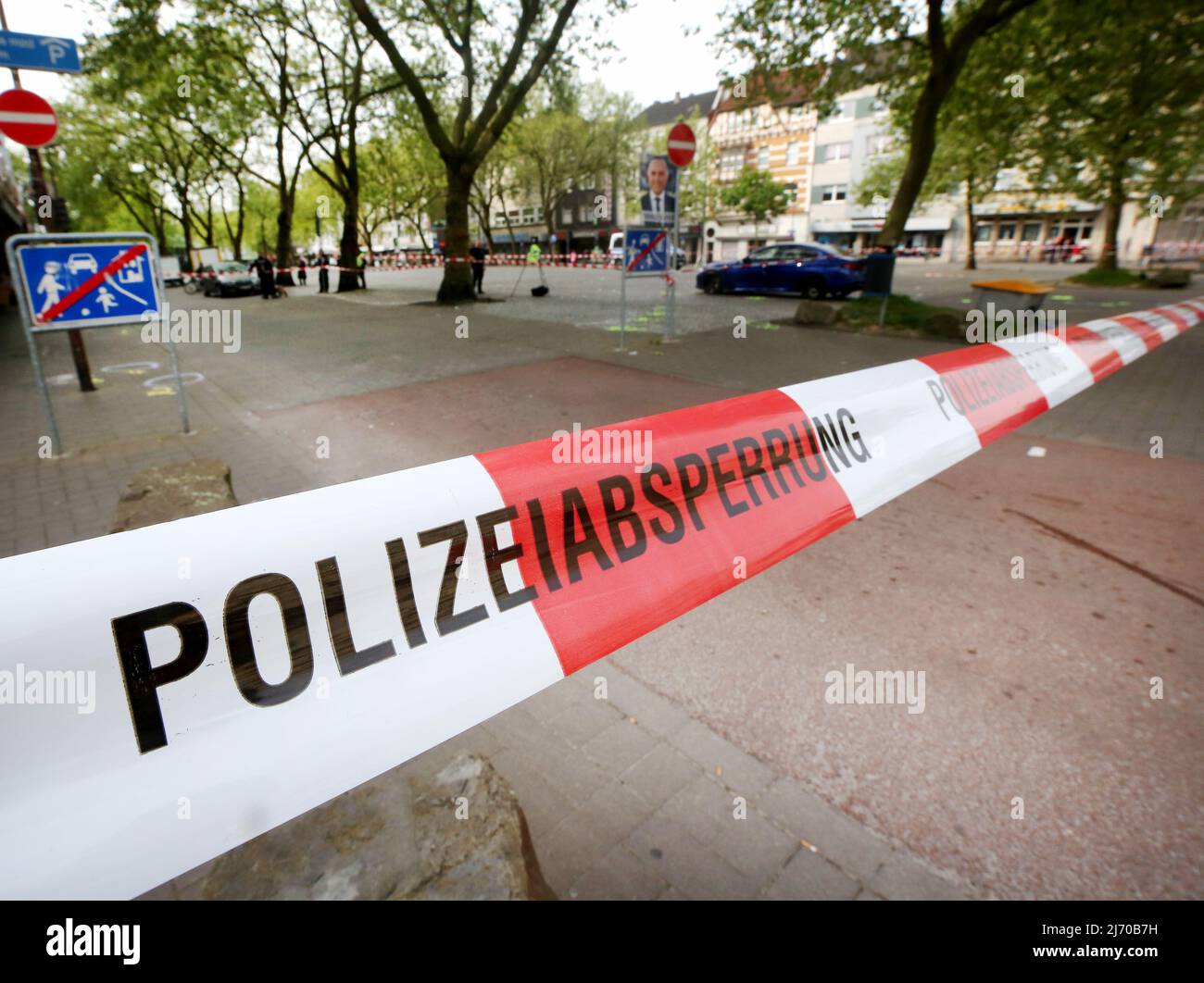 05 May 2022, North Rhine-Westphalia, Duisburg: Police officers cordoned off the scene at the market square with flutter tape. Four people were injured in open street shootings on Wednesday (04.05.2022). 15 people were temporarily taken into custody, police and prosecutors announced on Thursday. A homicide squad has taken over the investigation. Photo: Roland Weihrauch/dpa Stock Photo