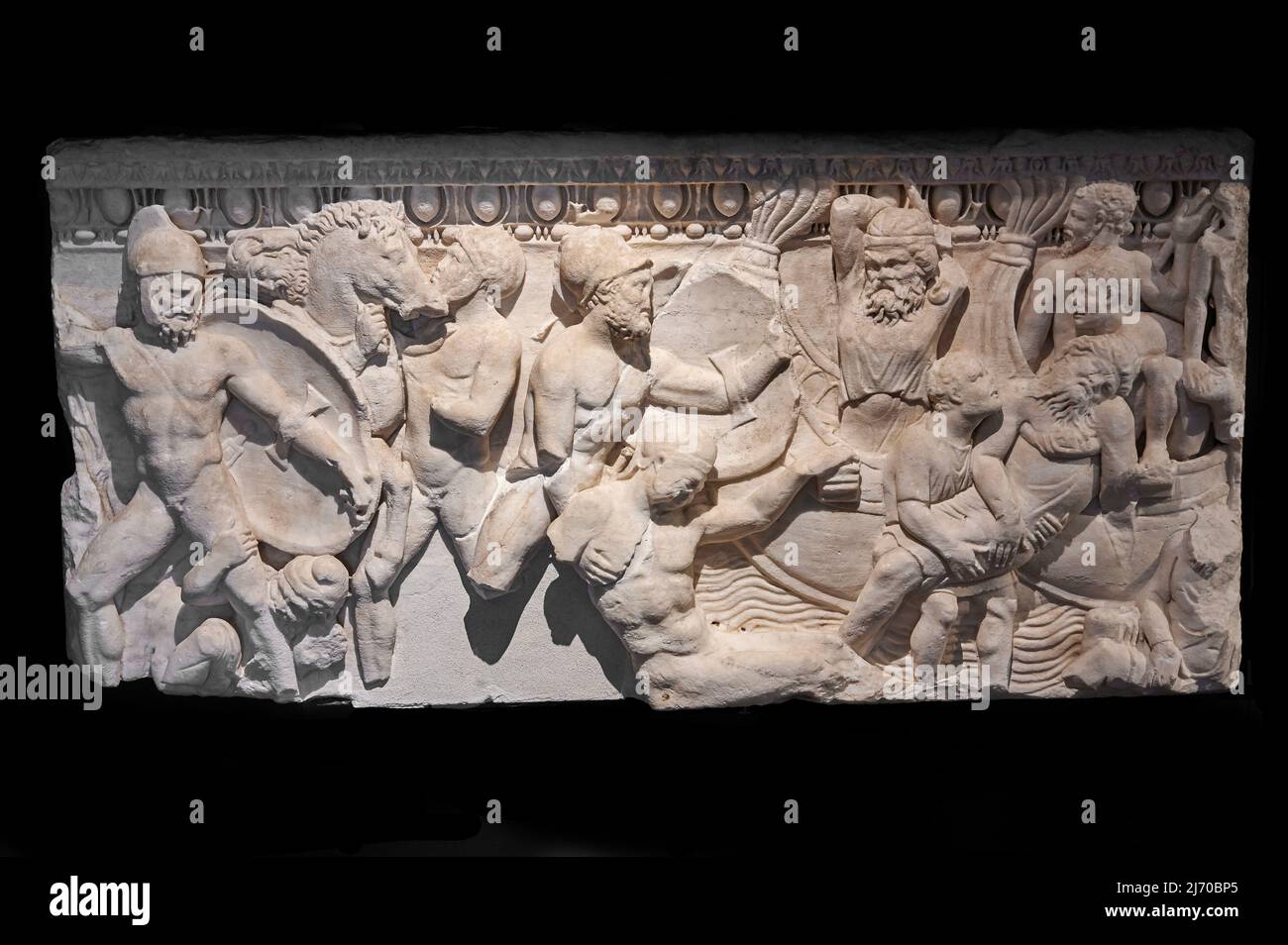 fronte di sarcofago con battaglia navale   - marmo apuano - II secolo d.C.  - Brescia, Museo di Santa Giulia Stock Photo