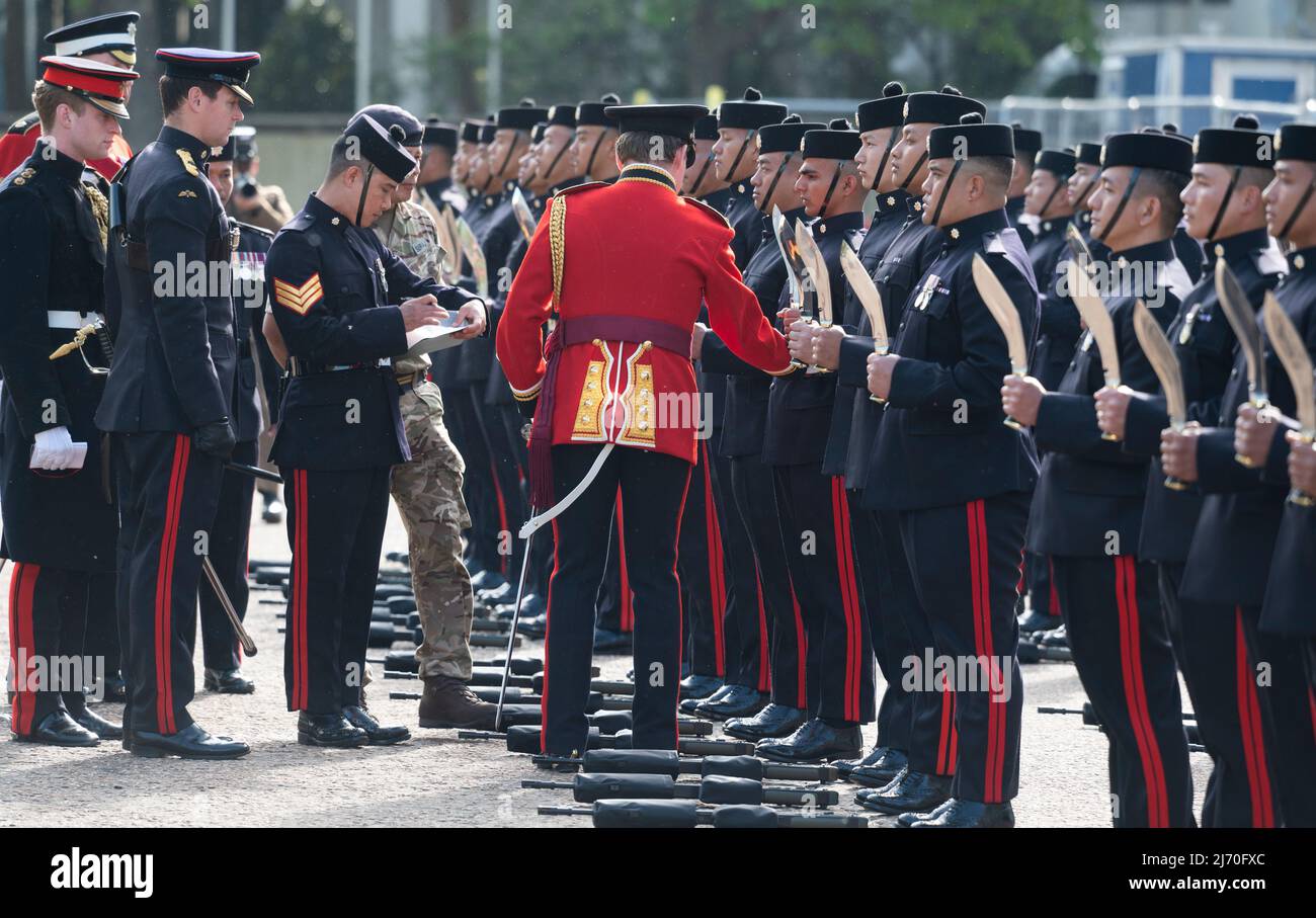 Wellington Barracks, London, UK. 5 May 2022. 10 The Queen’s Own Gurkha Logistic Regiment are inspected and declared fit for role, ready to take over the Queen’s Guard during May and June and in particular HM The Queen’s Platinum Jubilee Weekend. Following the Fit for Role Inspection, 10 The Queen’s Own Gurkha Logistic Regiment  conduct their first Changing of the Guard at Buckingham Palace and St James Palace on the morning of the 8 May, before assuming Queen’s Guard at the Tower of London on the 9 May and Windsor Castle 10 May. Credit: Malcolm Park/Alamy Live News. Stock Photo