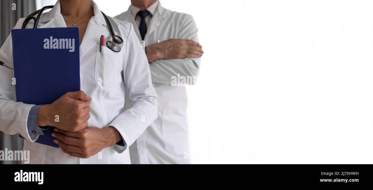 Women wearing white coats hi-res stock photography and images - Alamy