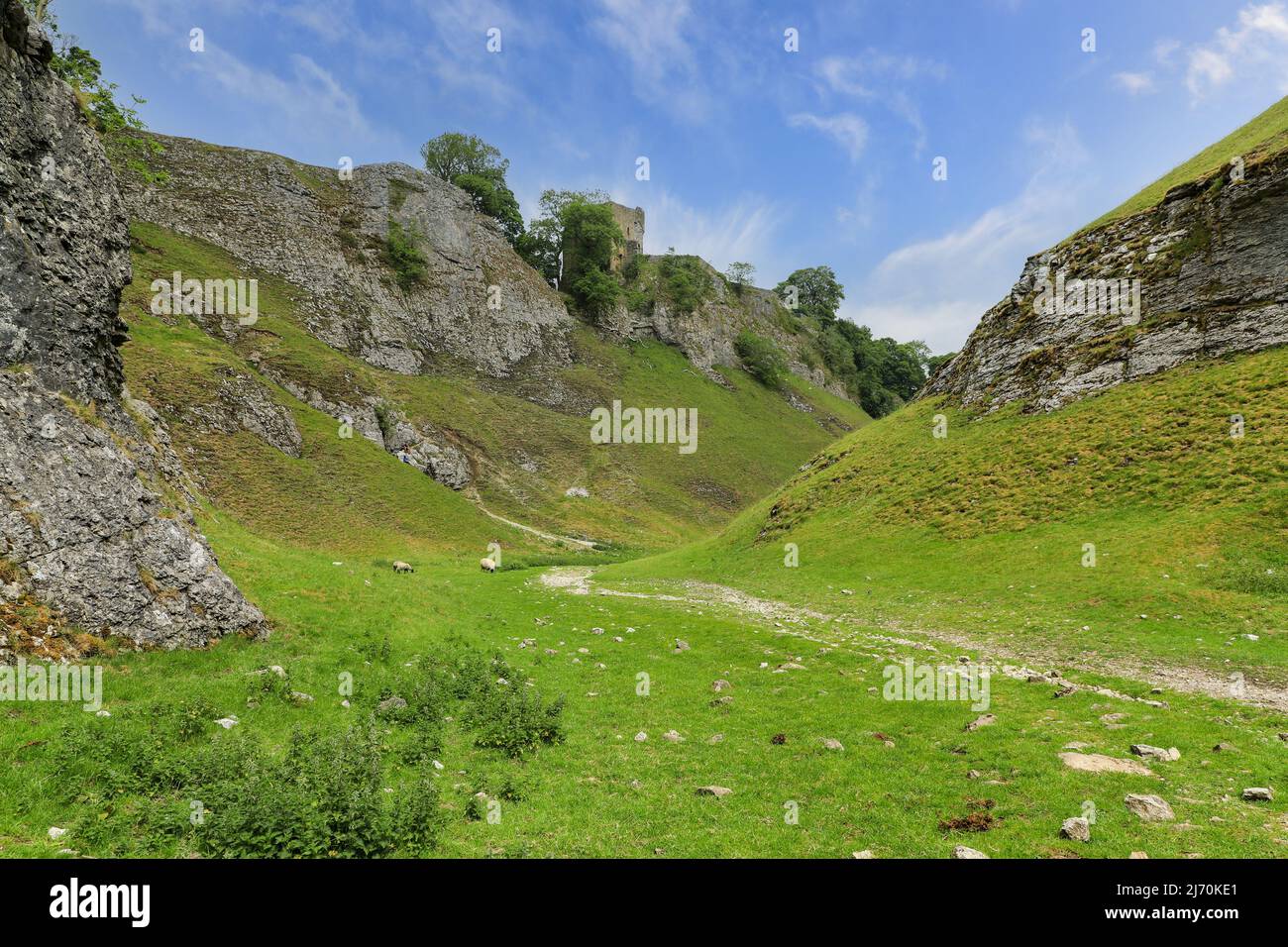 Cave Dale (or Cavedale), a dry limestone valley in the Derbyshire Peak District, Castleton, Derbyshire, England, UK Stock Photo