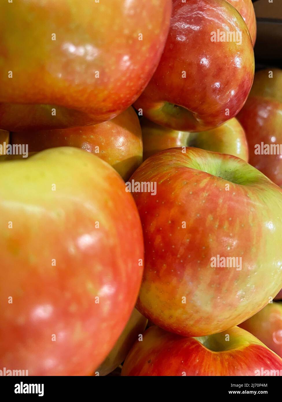 Washington Red apples on display in a retail store produce department Stock Photo