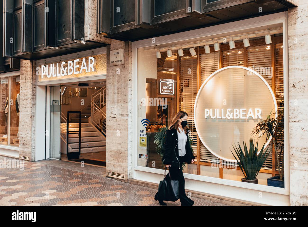 Pull bear hi-res stock photography and images - Alamy
