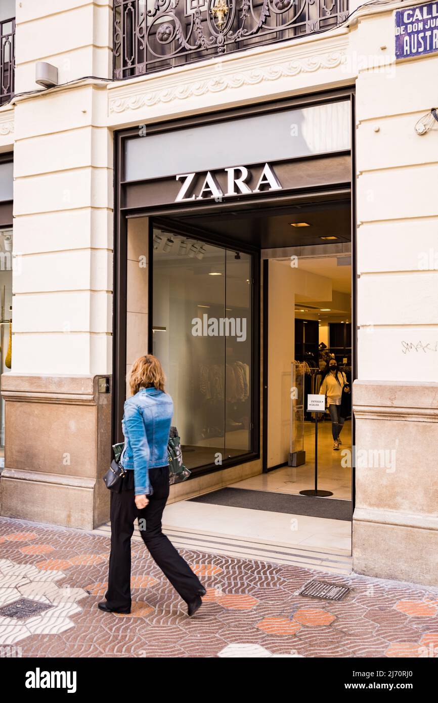 Zara shopfront hi-res stock photography and images - Alamy