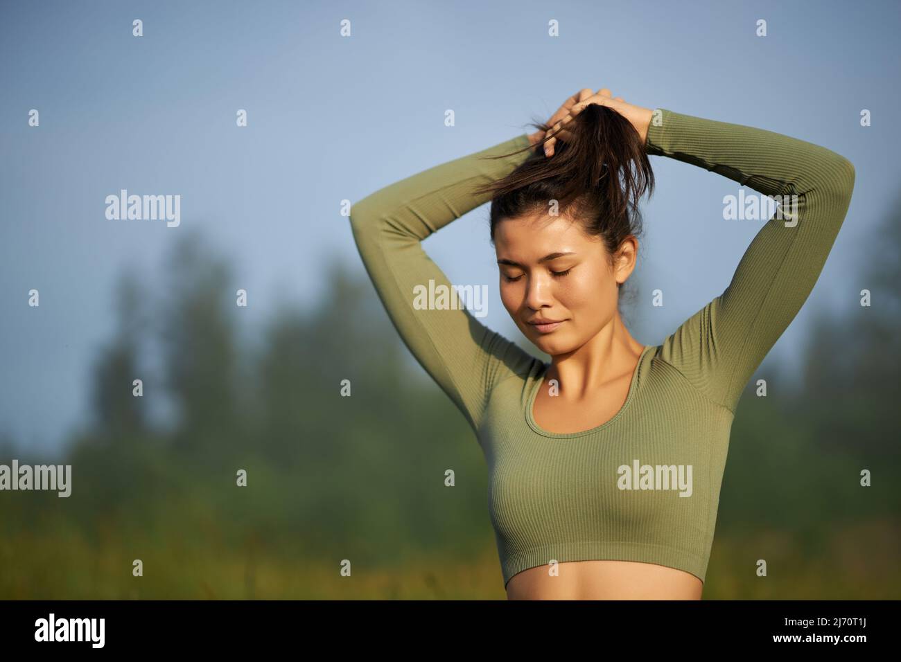 Wearing summer top hi-res stock photography and images - Page 14 - Alamy