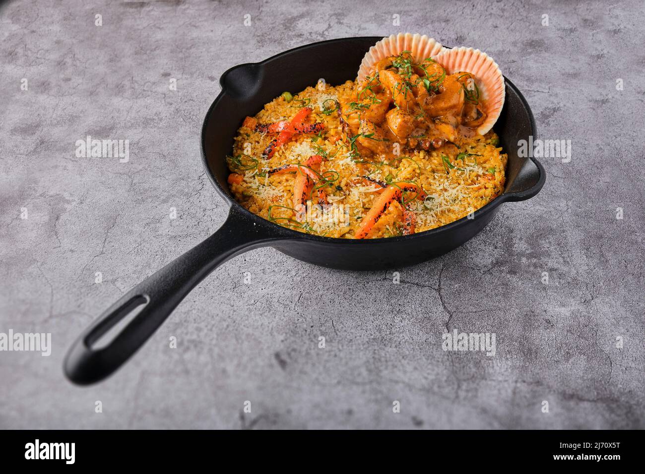 https://c8.alamy.com/comp/2J70X5T/peruvian-food-rice-with-seafood-arroz-con-mariscos-food-served-in-pan-selective-focus-2J70X5T.jpg