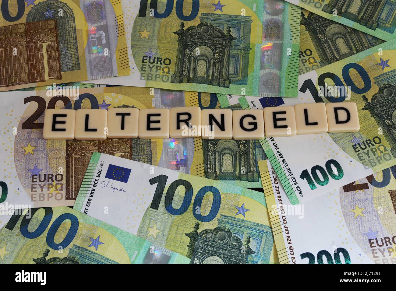 Symbolbild Elterngeld: Buchstaben auf Euroscheinen zeigen das Wort Elterngeld an Stock Photo