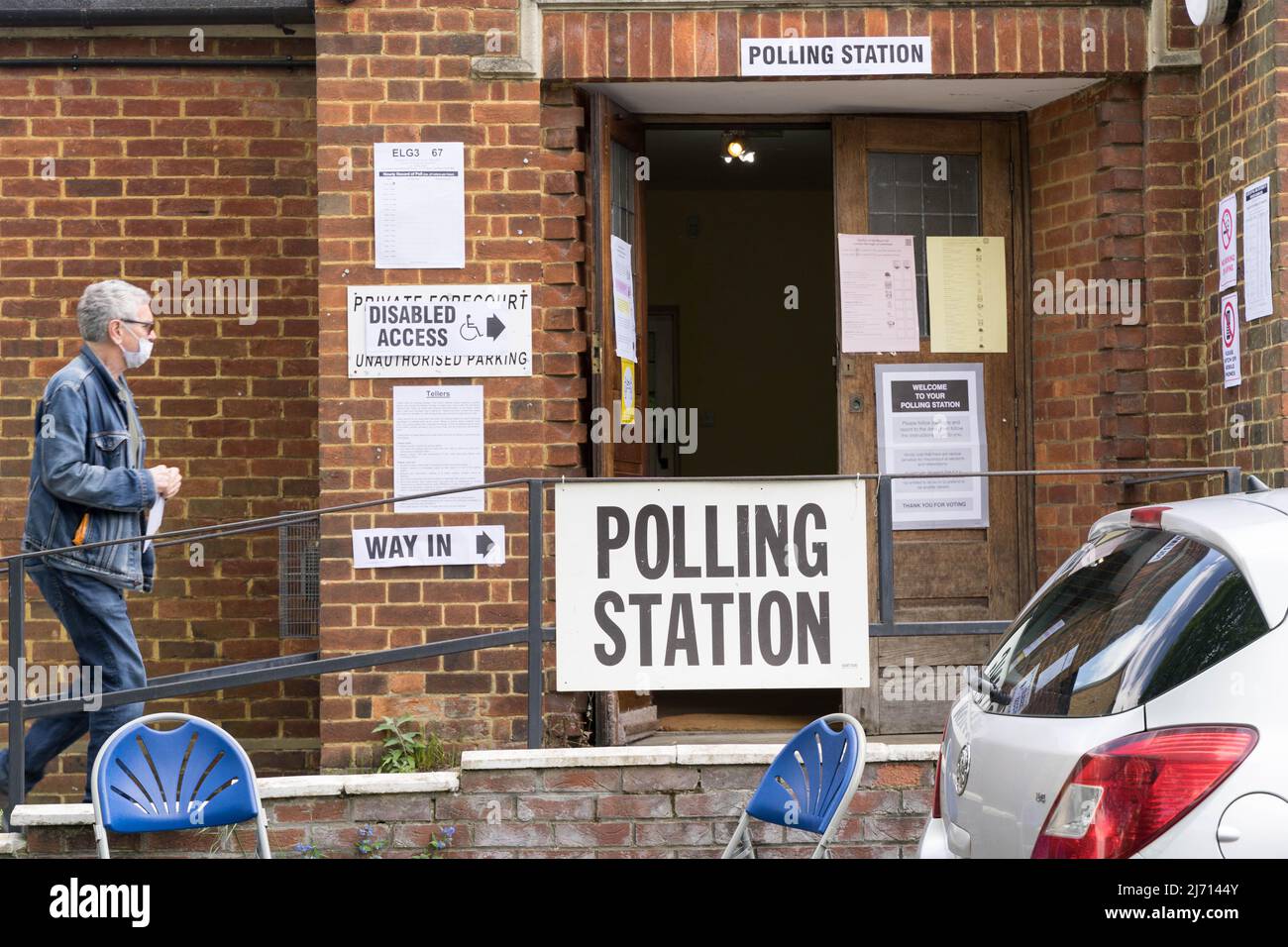 London UK, 5th May 2022. Voters are seen going to polls in South east London to elect councillors among London's 32 boroughs. Credit: glosszoom/Alamy Live News Stock Photo