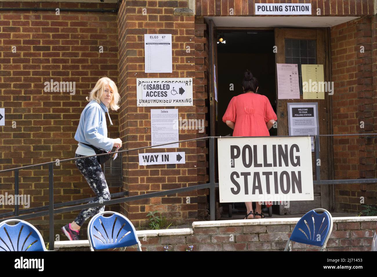 London UK, 5th May 2022. Voters are seen going to polls in South east London to elect councillors among London's 32 boroughs. Credit: glosszoom/Alamy Live News Stock Photo