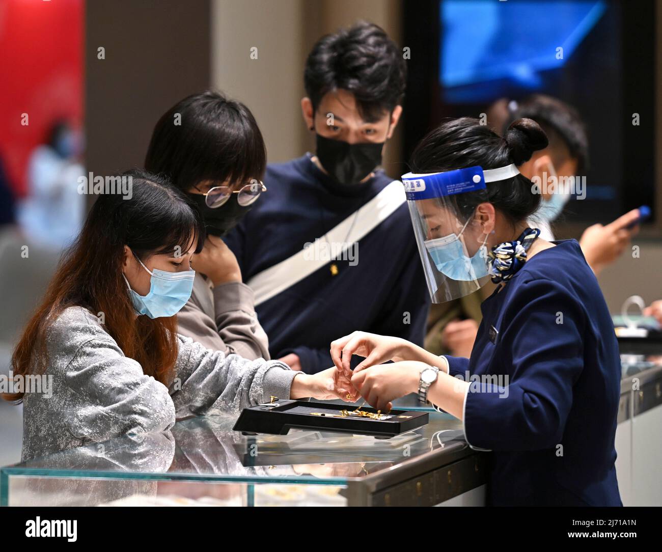 (220505) -- BEIJING, May 5, 2022 (Xinhua) -- Customers visit a duty-free shopping mall in Haikou, south China's Hainan Province, May 2, 2022. (Xinhua/Guo Cheng) Stock Photo
