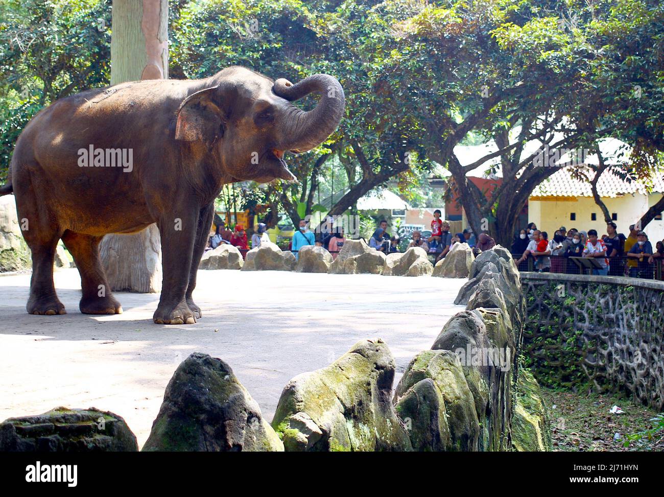 May 5, 2022, Jakarta, Jakarta, Indonesia: On the fourth day of the Idul Fitri holiday, recreational areas such as the Ragunan Jakarta Zoo, are still crowded with residents of Jakarta and also by residents who come from outside Jakarta. they flocked to fill it as a holiday filler on this Eid day. (Credit Image: © Denny Pohan/ZUMA Press Wire) Stock Photo