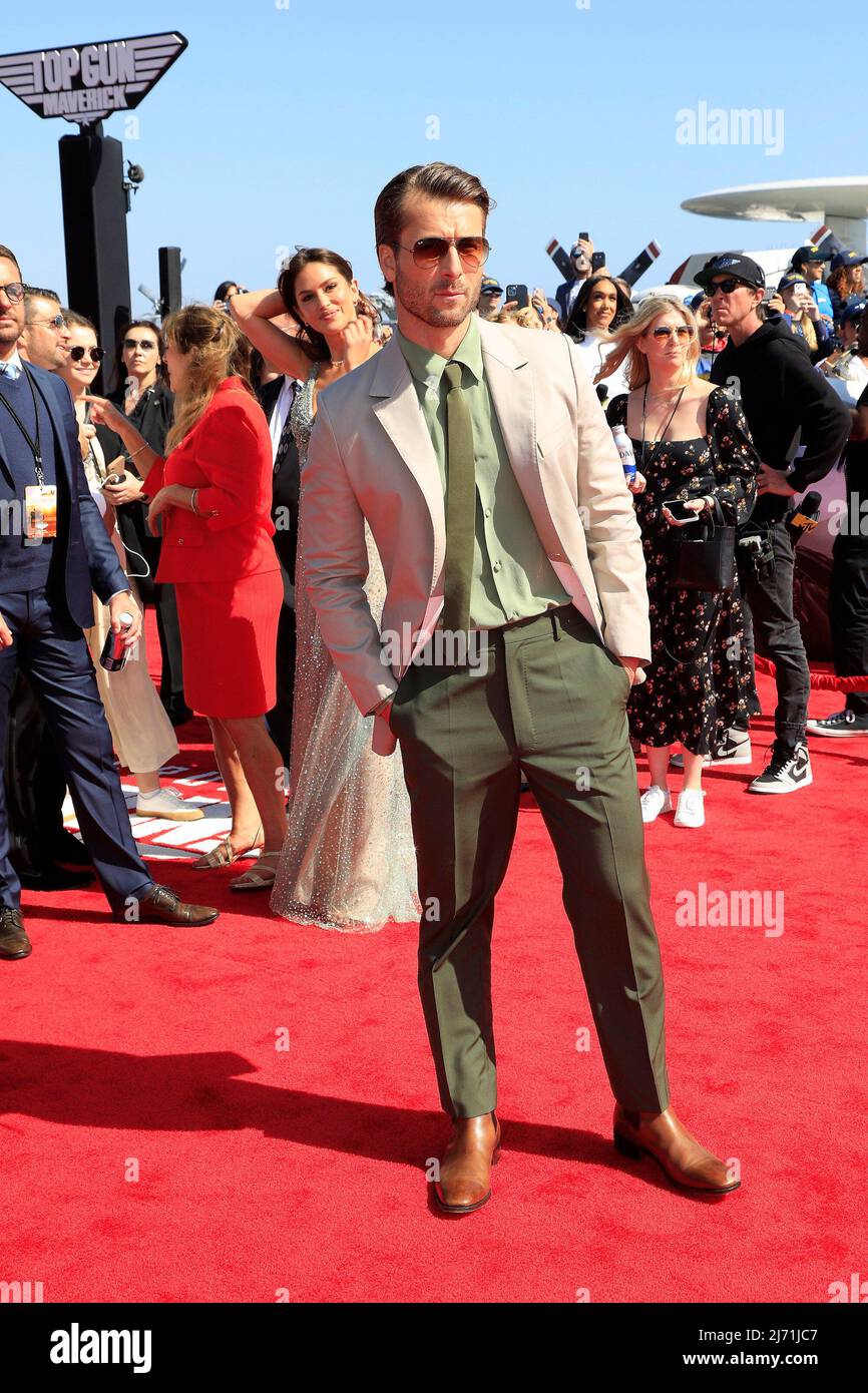 Glen Powell at arrivals for TOP GUN MAVERICK Premiere, USS Midway