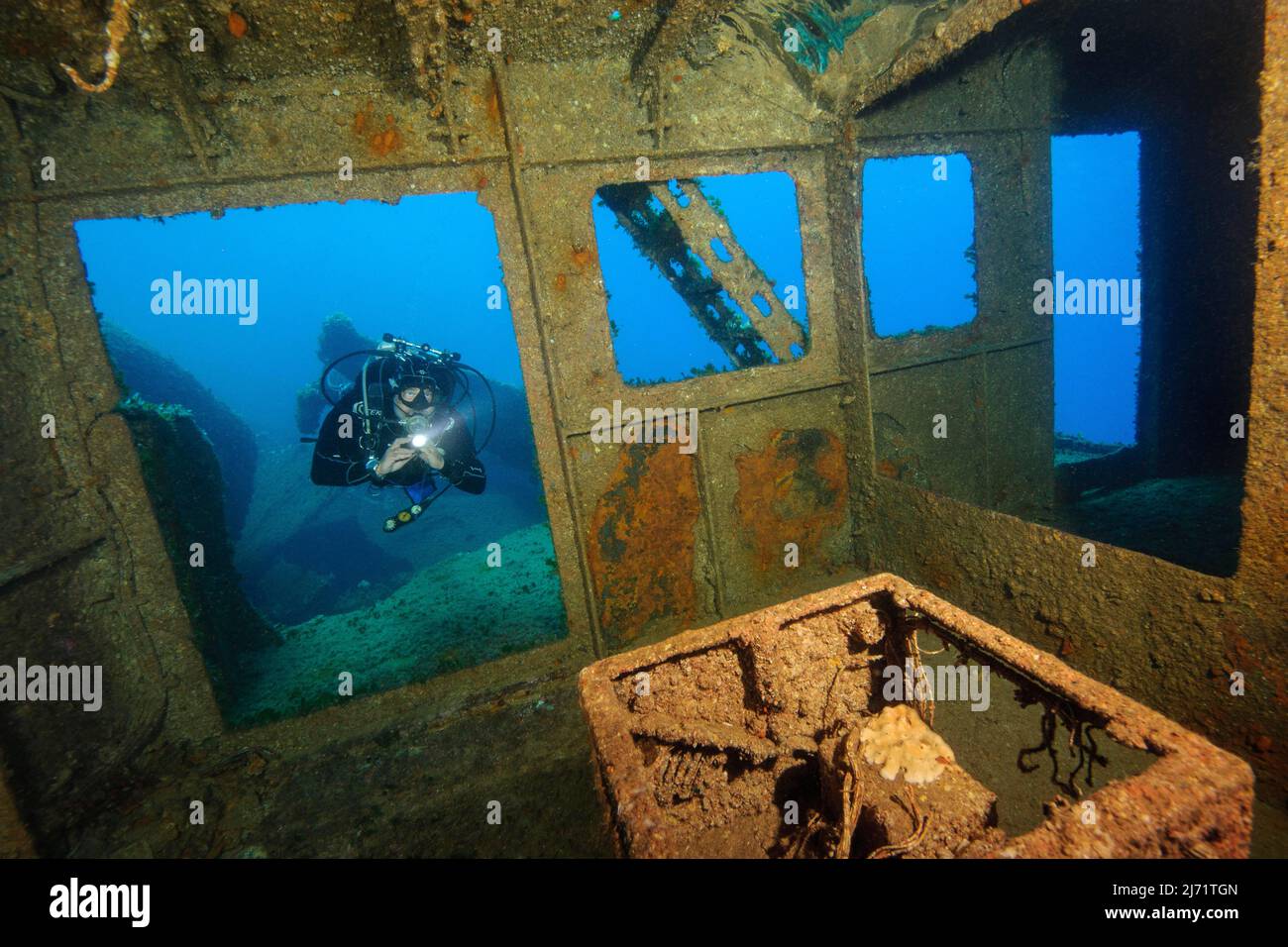 Taucher blickt in Schiffswrack, Mittelmeer, Santa Teresa di Gallura, Sardinien, Italien Stock Photo
