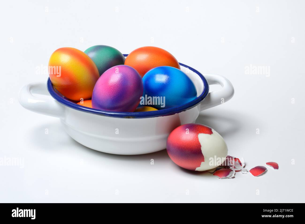 Gefaerbte Eier in Schuessel, bunte Ostereier Stock Photo