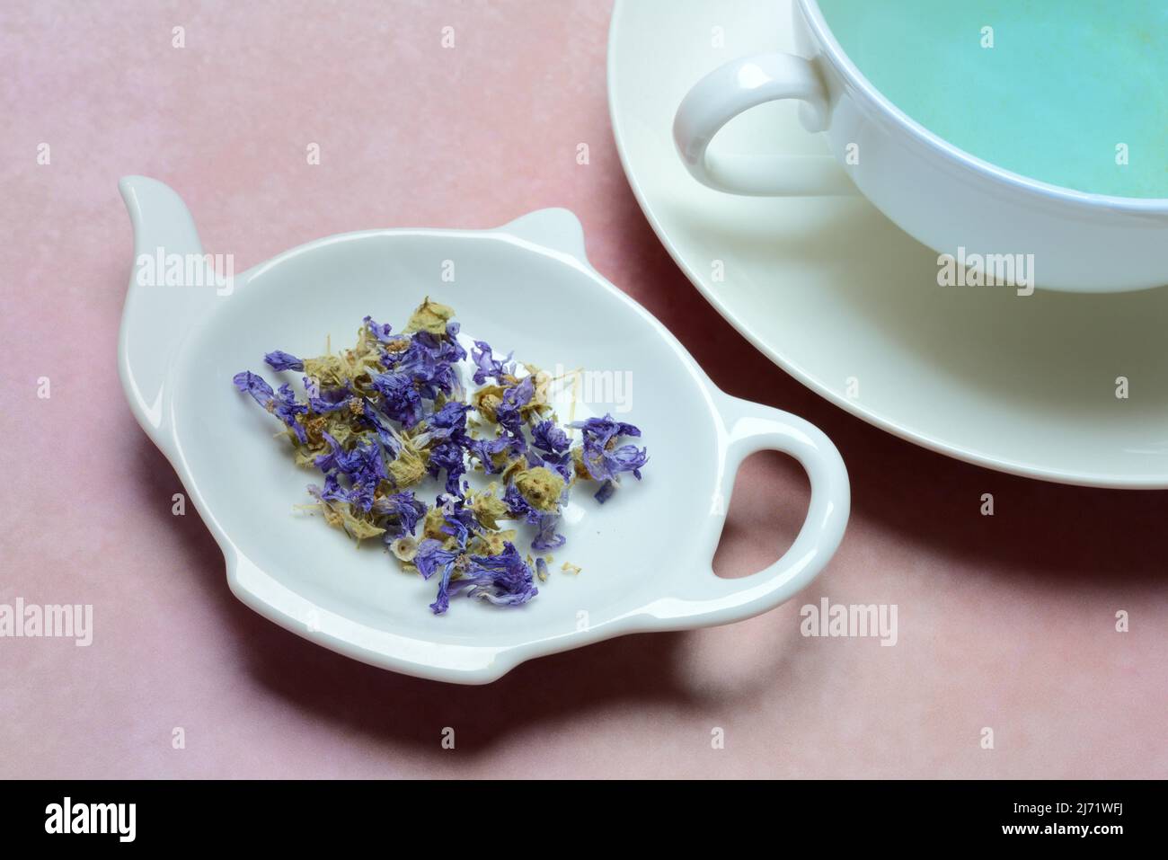Getrocknete Malvenblueten in Schaelchen und Tasse Malvenbluetentee Stock Photo