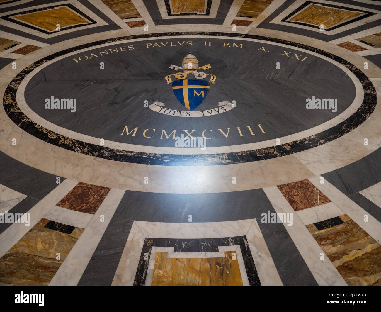Totus Tuus, Wahlspruch von Johannes Paul II. Marmorplatte, Petersdom, Vatikan, Rom, Italien Stock Photo