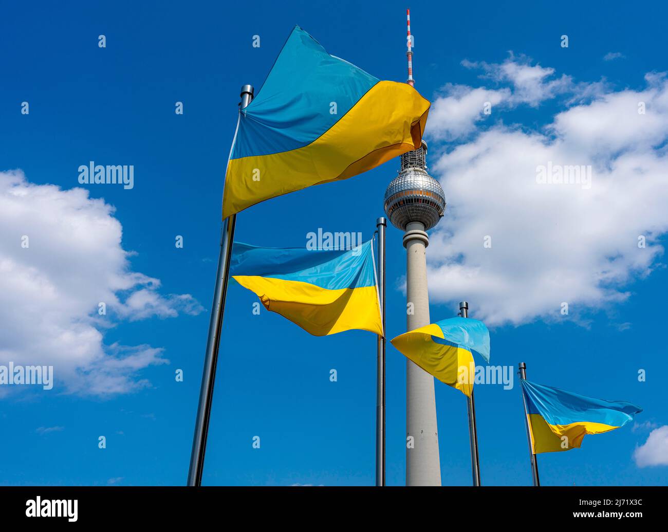 Die Ukrainische Nationalflagge vor dem Berliner Fernsehturm am Alexanderplatz, Berlin, Deutschland Stock Photo