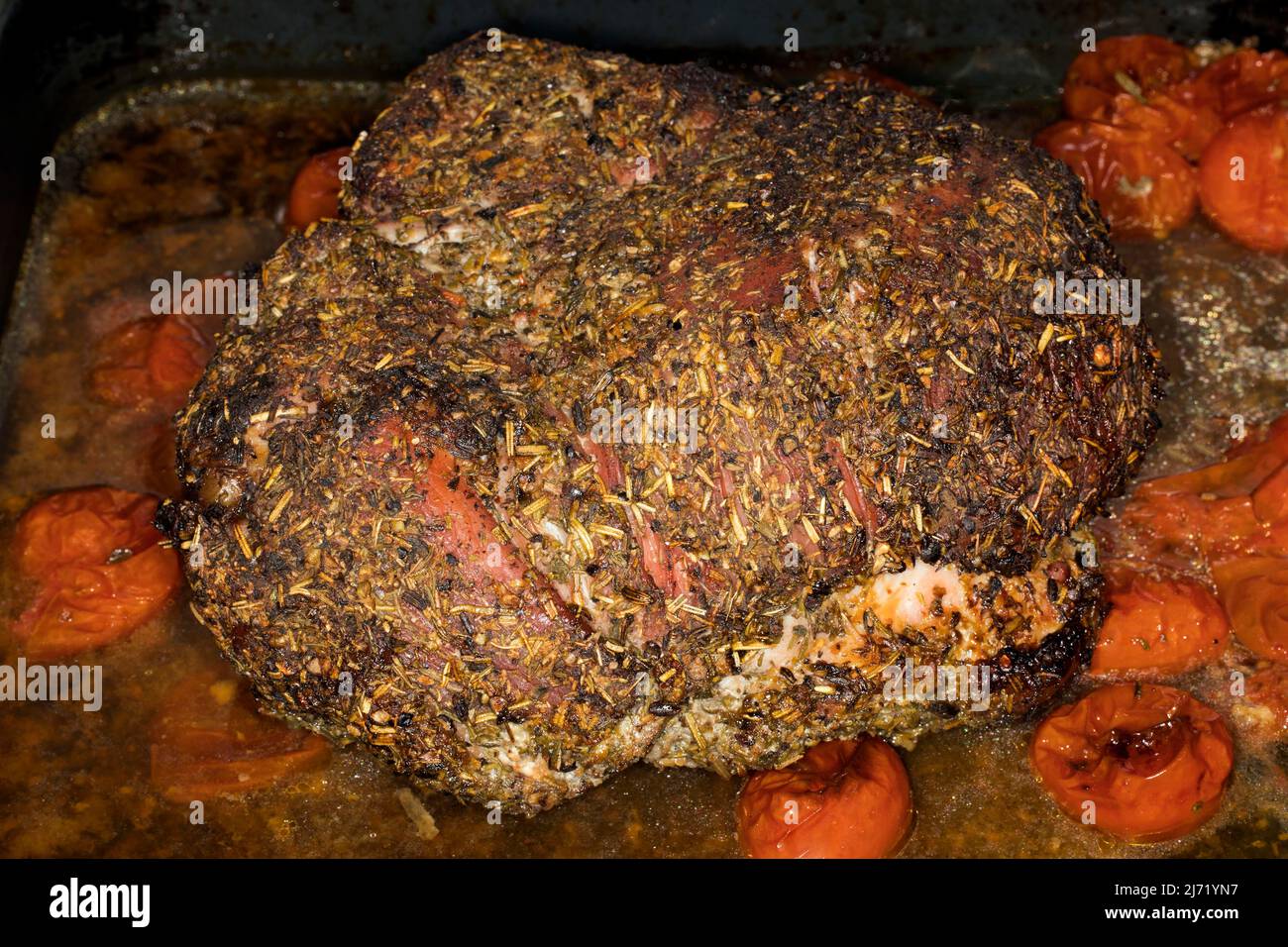 Fertig gebratener Schweinebraten mit Kraeuterkruste Stock Photo - Alamy