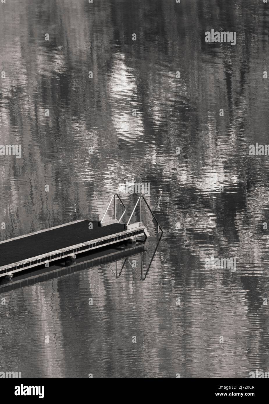 SW Aufnahme, Wasserspiegelung mit Badesteg, Altauseersee, Altaussee, Salzkammergut, Steiermark, Oesterreich Stock Photo