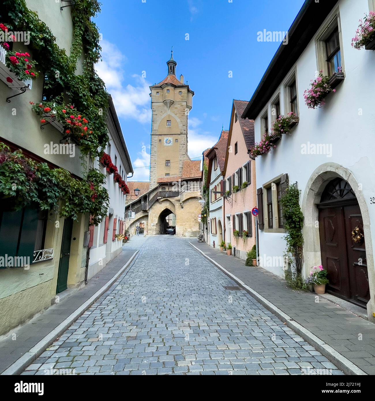 Blick durch historische Gasse in Altstadt von Rothenburg ob der Tauber auf Klingentor, Stadttor von Befestigungsanlage in mittelalterliche Altstadt Stock Photo