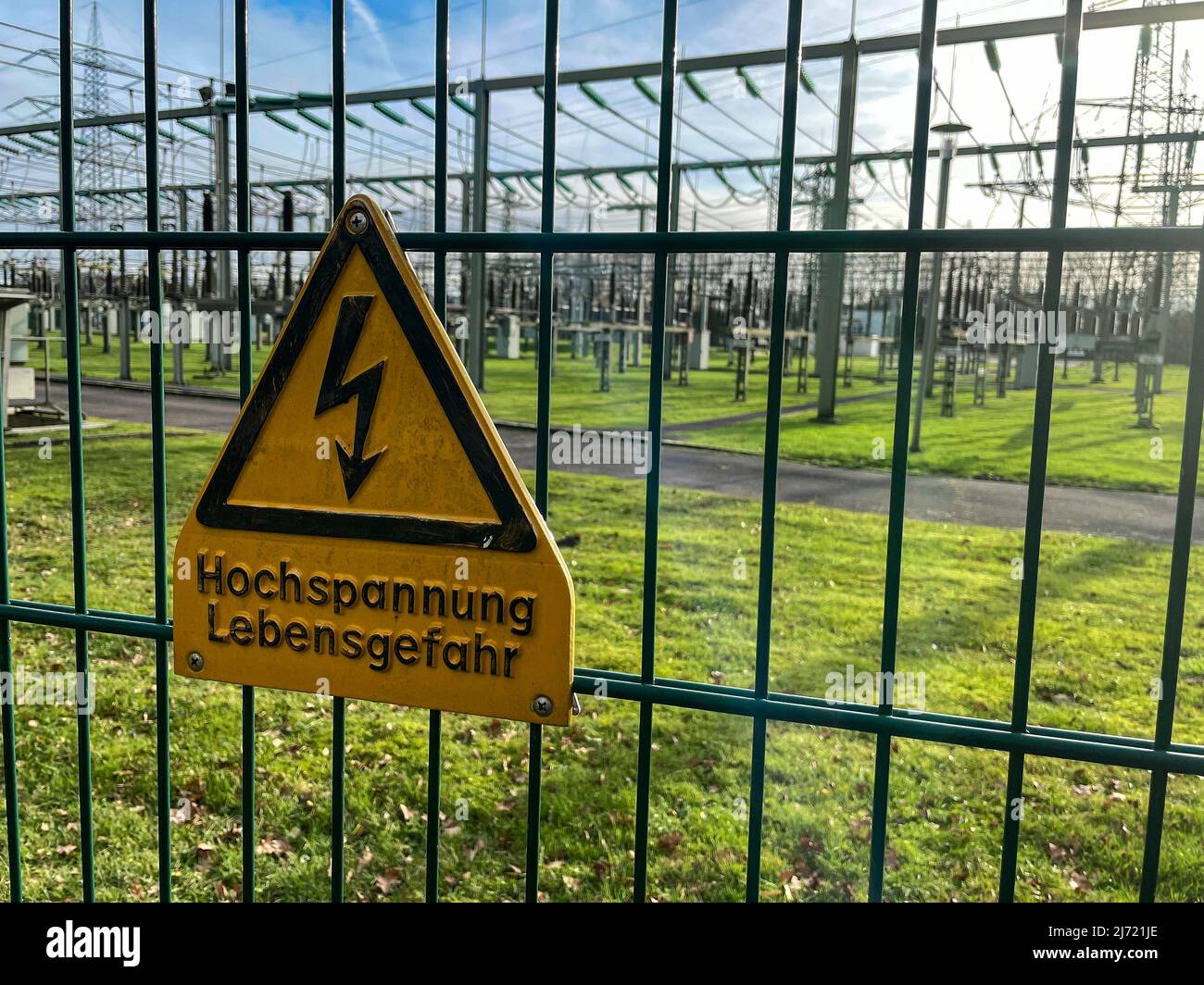 Warnschild Hochspannung Lebensgefahr an Sicherheitszaun von Umspannwerk fuer Stromversorgung, Nordrhein-Westfalen, Deutschland Stock Photo