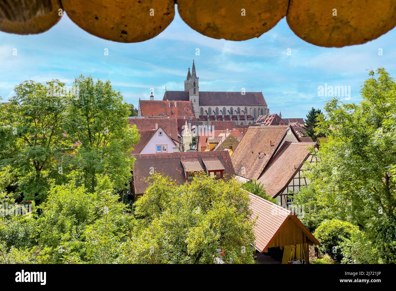 Blick auf Kirche St. Jakob von Wehrgang in begehbare Stadtmauer mit Schindel aus Holz, Rothenburg ob der Tauber, Franken, Bayern, Deutschland Stock Photo