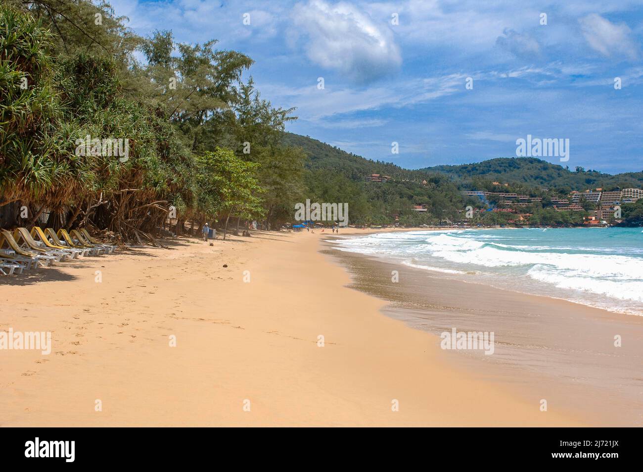 Leerer Strand mit leeren Strandliegen, Wichit, Phuket, Thailand Stock Photo