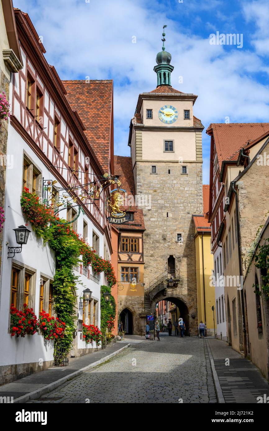 Weisser Turm mit Stadttor von historische Befestigungsanlage in mittelalterliche Altstadt, Rothenburg ob der Tauber, Franken, Bayern, Deutschland Stock Photo