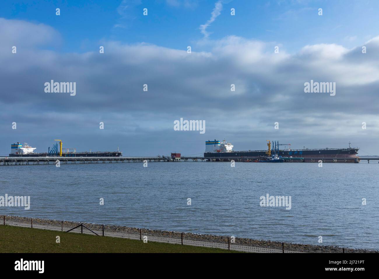 Oeltanker an der NWO Tankerloeschbruecke in der Naehe des geplanten LNG-Terminal Wilhelmshaven, Tiefwasserhafen Jade-Weser-Port, LNG-Terminal Stock Photo