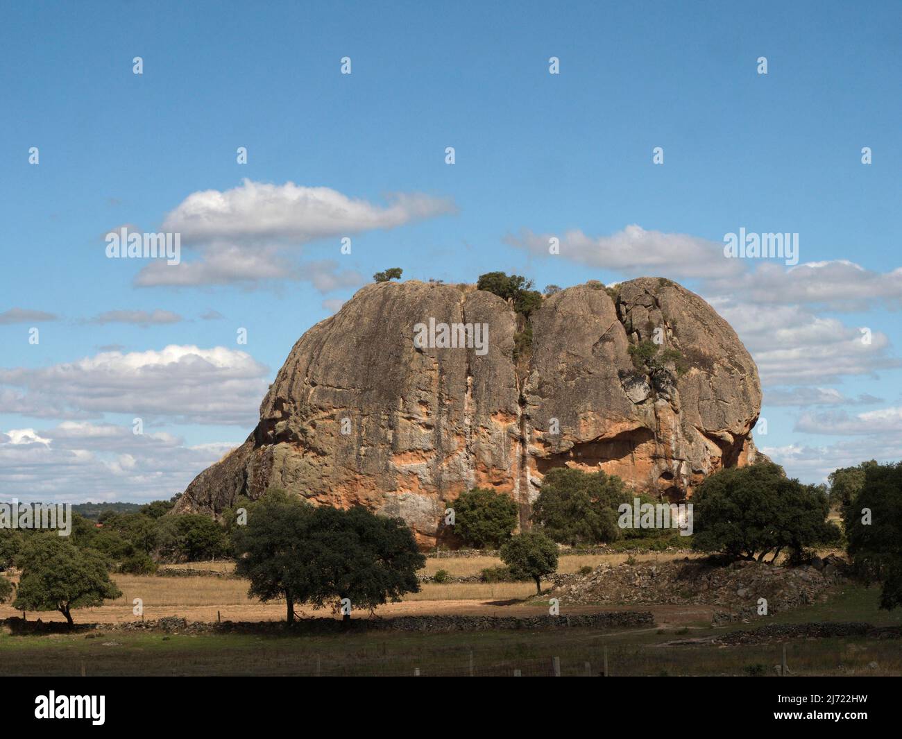 Pena Gorda, ein etwa 40 Meter hoher Granit- bzw. Syenitfelsen, ist die Attraktion des Gebiets um die nordspanische Kleinstadt La Pena, Provinz Stock Photo