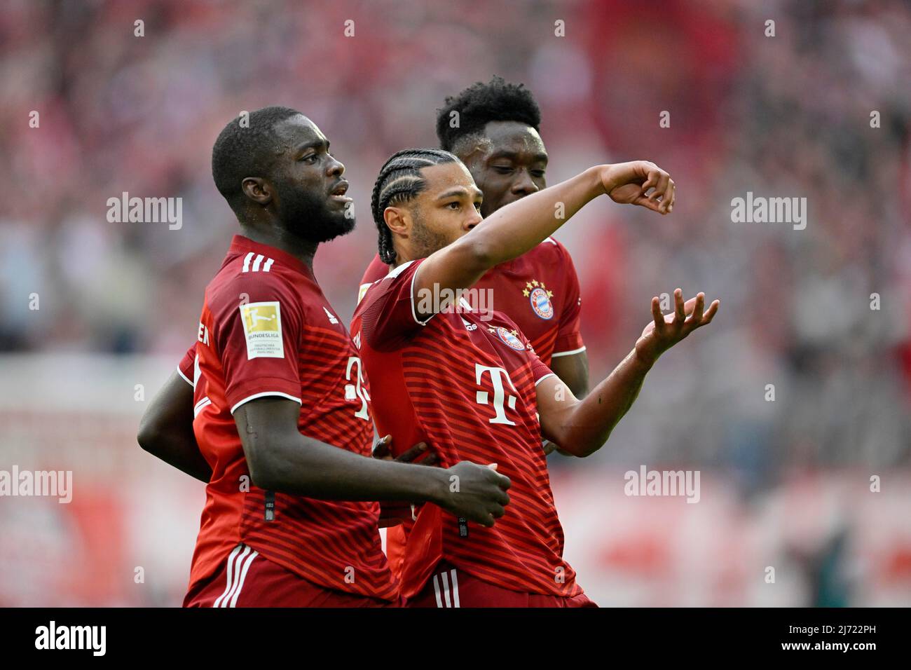 Torjubel Serge Gnabry FC Bayern Muenchen FCB (07), Alphonso Davies Bayern FC Muenchen FCB (19), Dayot Upamecano FC Bayern Muenchen FCB (02) Gestik Stock Photo