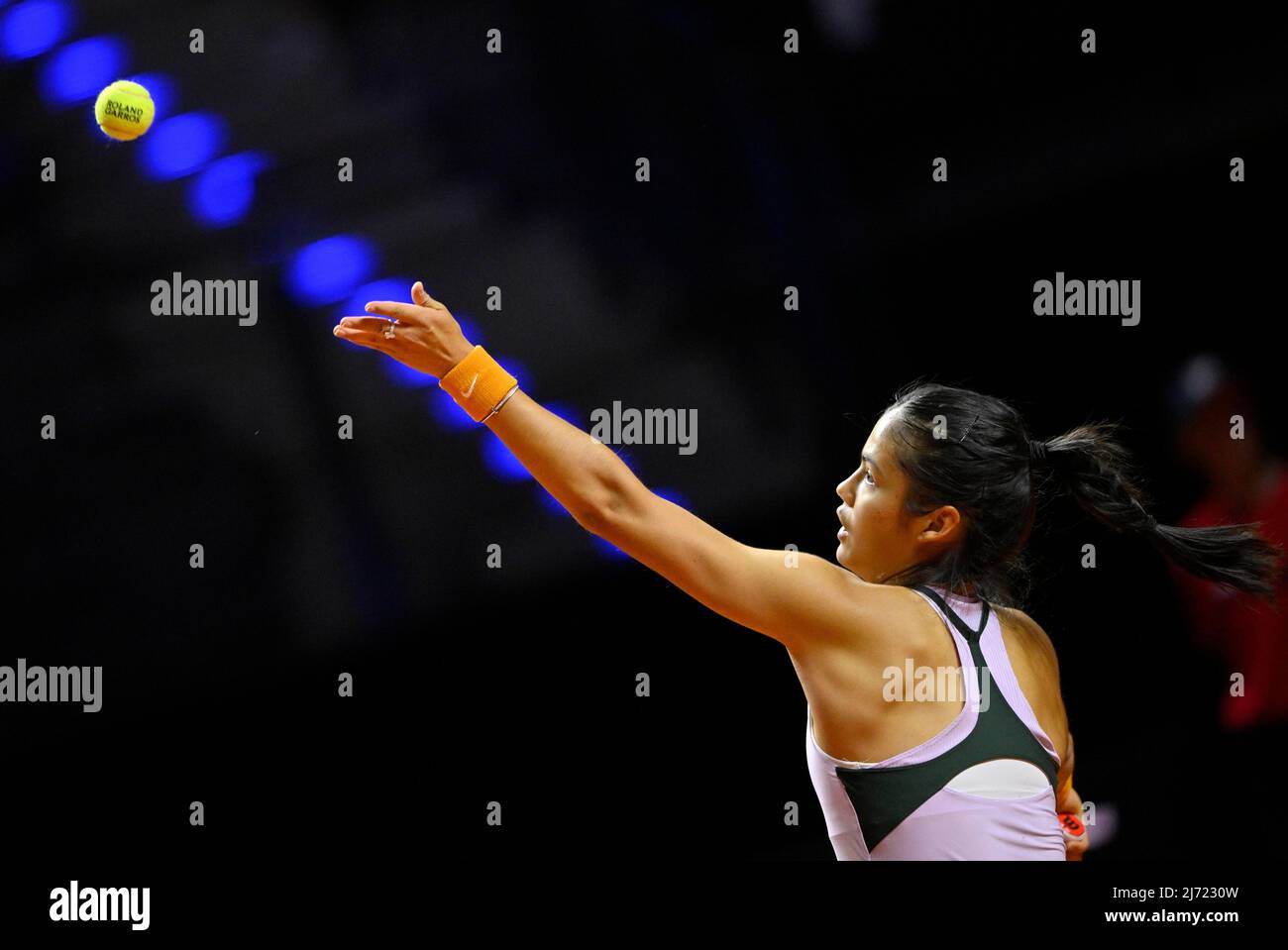 Emma Raducanu GBR, Aktion, Aufschlag, Porsche Tennis Grand Prix