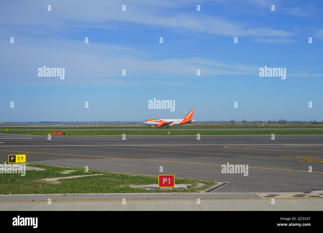 Marco polo airport plane hi-res stock photography and images - Alamy