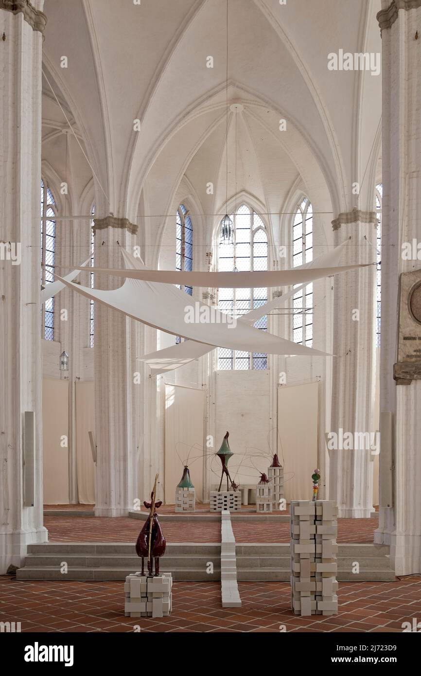 Kunstausstellung in der Petrikirche mit Keramikskulpturen von Sebastian Stoehrer, Luebeck, Schleswig-Holstein, Deutschland Stock Photo