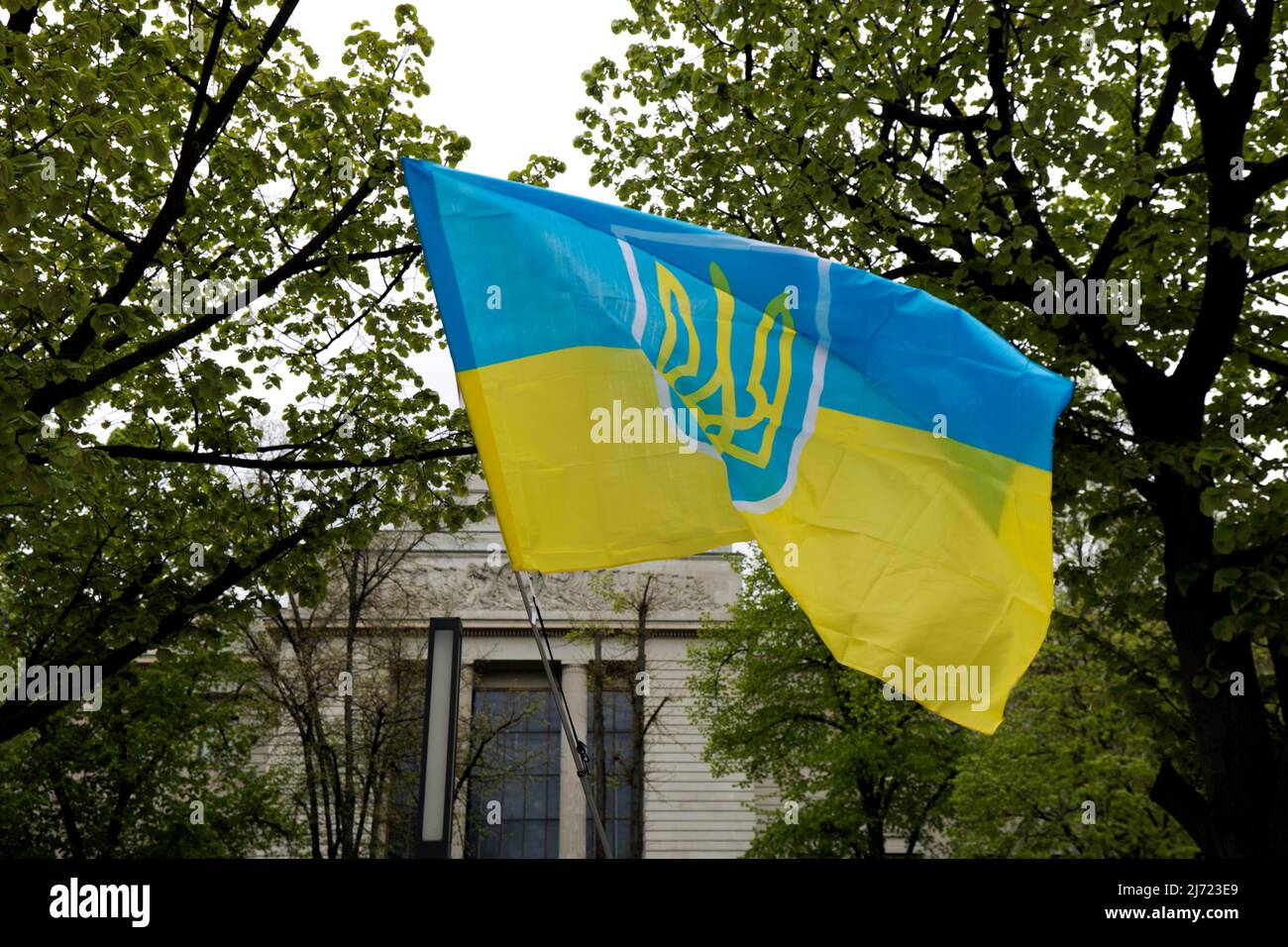 Ukrainische Flagge vor der russischen Botschaft, Berlin, Deutschland Stock Photo