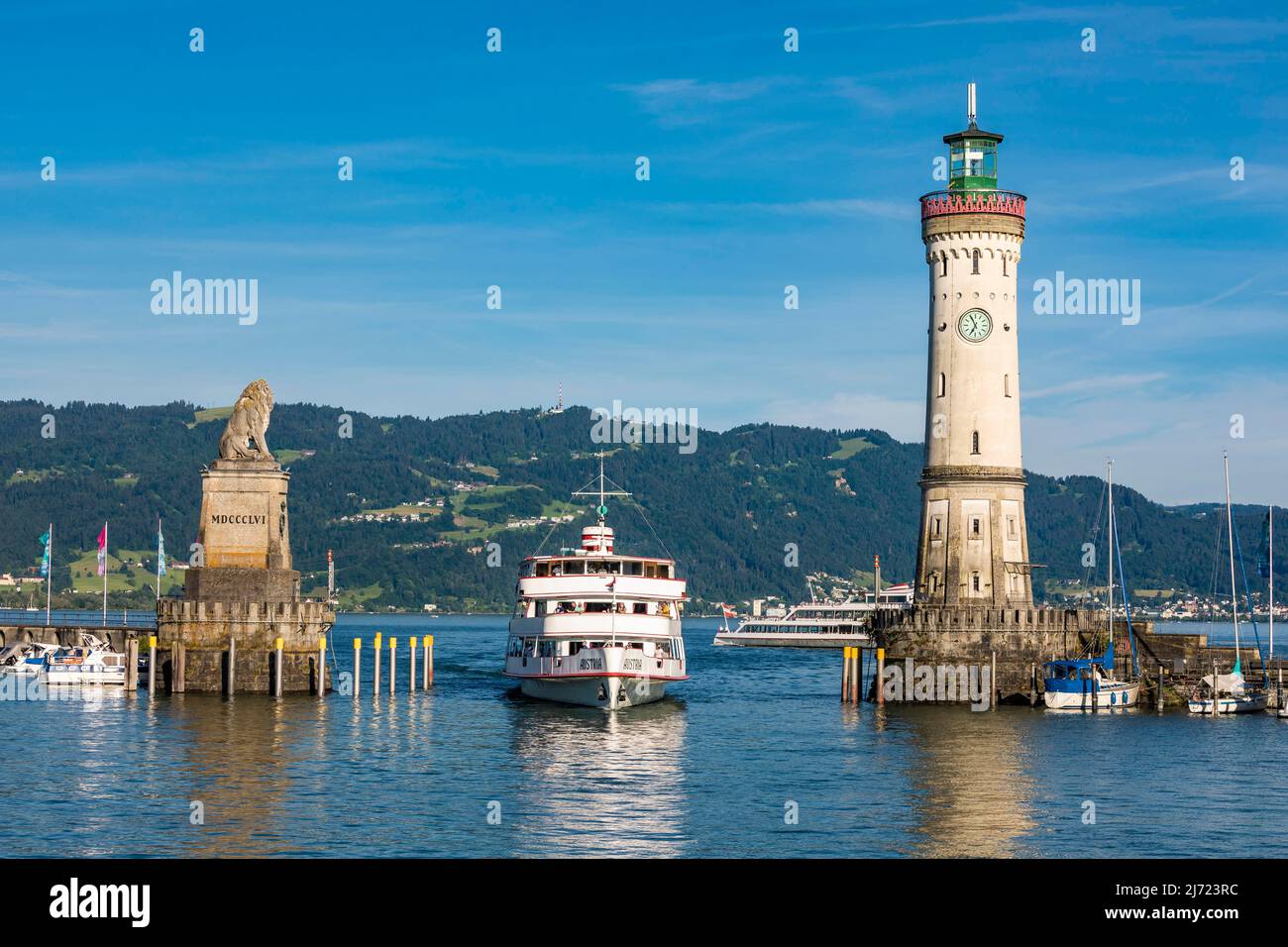 Ausflugsschiff in der Hafeneinfahrt, Bayerischer Loewe, Leuchtturm, Hafen, Lindau, Bayern, Deutschland Stock Photo