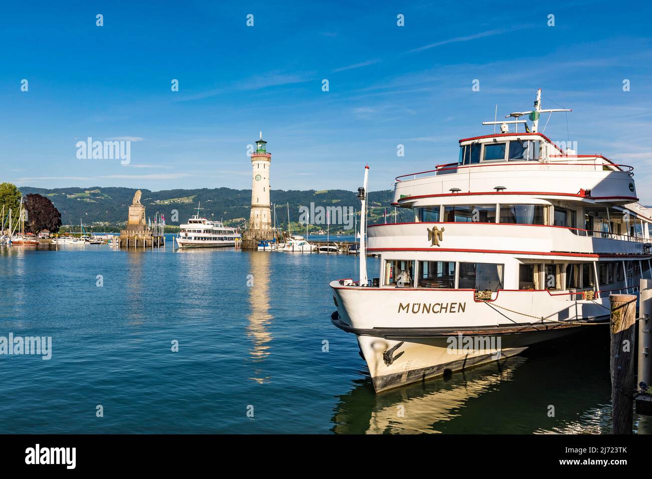 Ausflugsschiff Muenchen im Hafen, Bayerischer Loewe, Leuchtturm, Lindau, Bayern, Deutschland Stock Photo