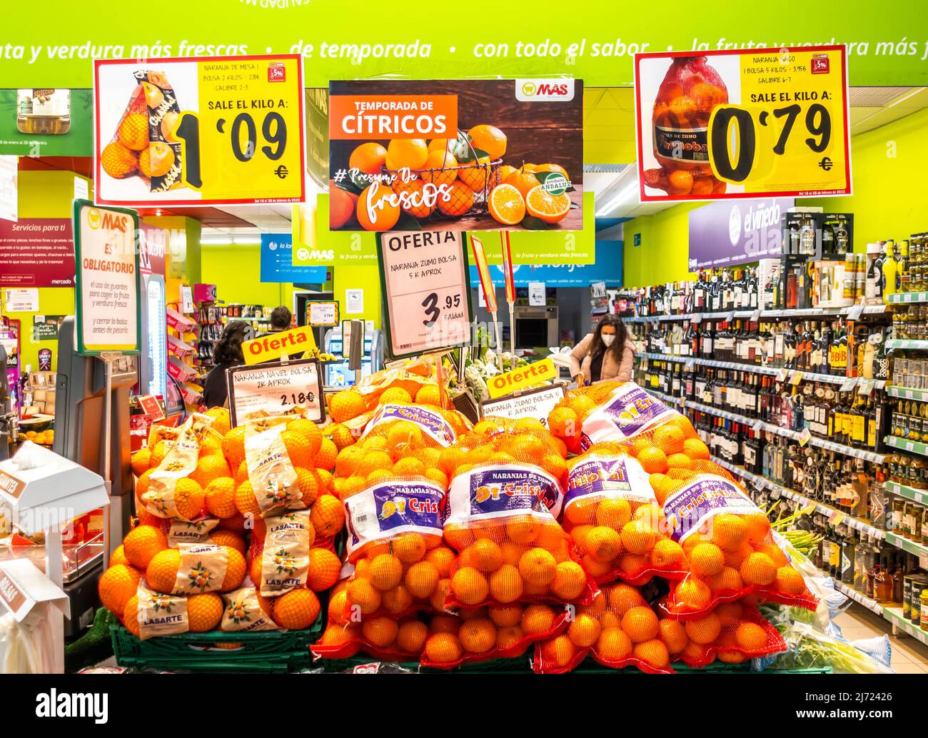 )ranges with price tags in MAS supermarket Seville Spain Stock Photo