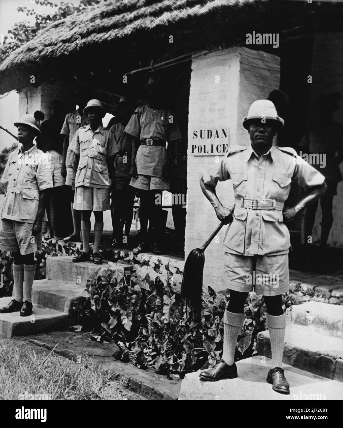 The House Of Representatives Electoral Rules, 1953. 'Every candidate... may appoint a polling agent... The polling agent shall produce his letter of appointment... in order to secure ion to the polling station.' The Sudan police officer and his two constables enforce this rule. November 10, 1954. Stock Photo