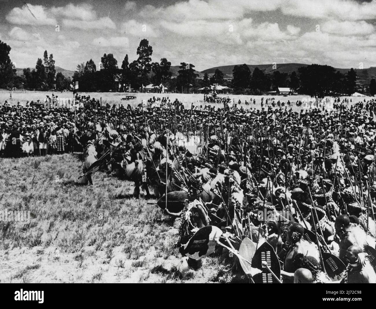 Five Thousand Zulus Dance For Princes George During His Tour Of South Africa -- A splendid spectacle of native Africa was provided for Prince George, when five thousand Zulus danced before him at a great Indaba, held at Pietermaritzburg, Natal, during the tour. The great mass of Zulu warriors and women advancing to dance before the Prince. April 24, 1934. (Photo by Sport & General Press Agency, Limited). Stock Photo