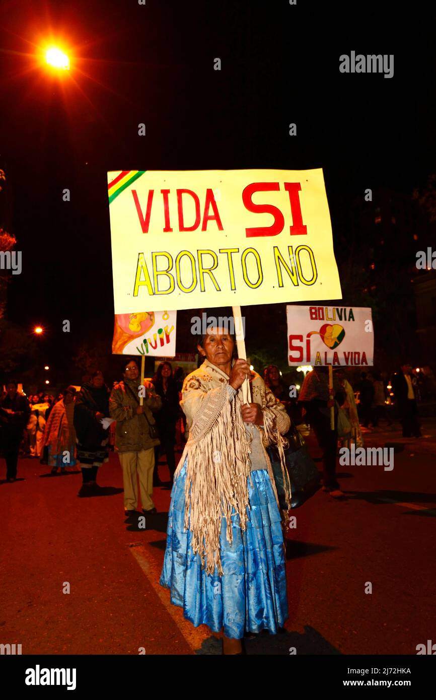 LA PAZ, BOLIVIA, 22nd August 2013. An Aymara woman carries a placard saying 'Life Yes, Abortion No' during a march organised by the Red Pro-Vida (Pro Life Network) to protest against decriminalising abortion. Bolivia has been debating whether to decriminalise abortion since March 2012. Stock Photo