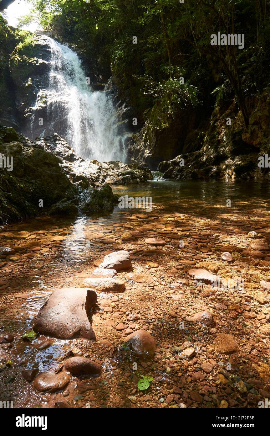 Xorroxin waterfall with rocks in the foreground in Iñarbegi river at SL-NA 12 trail (Gorostapolo, Erratzu, Baztan, Navarre, Spain) Stock Photo