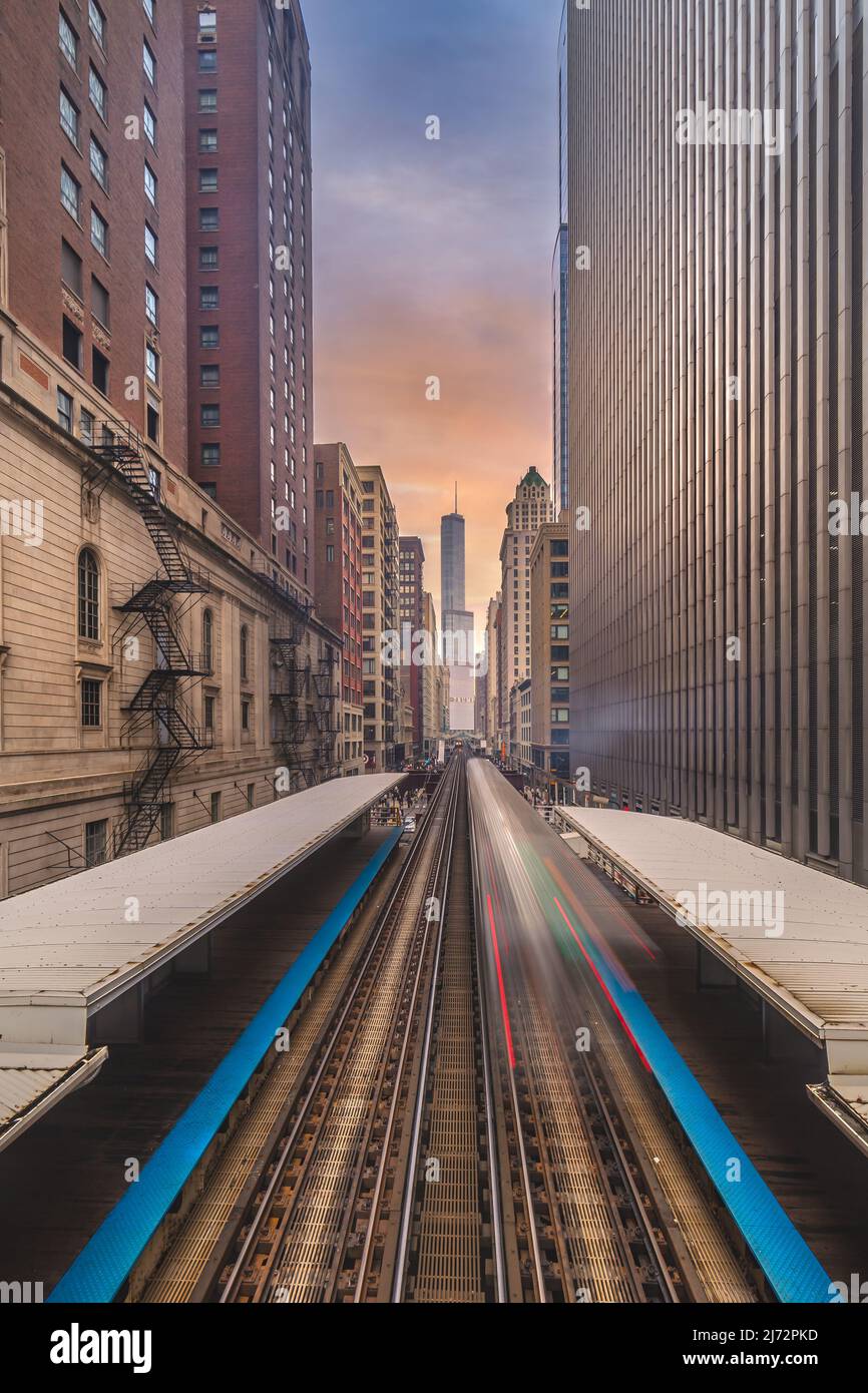 Trains arriving Chicago Loop station between buildings,. Urban public transportation, USA landmark, or city life concept Chicago: USA - 01 Gen 2022 Stock Photo