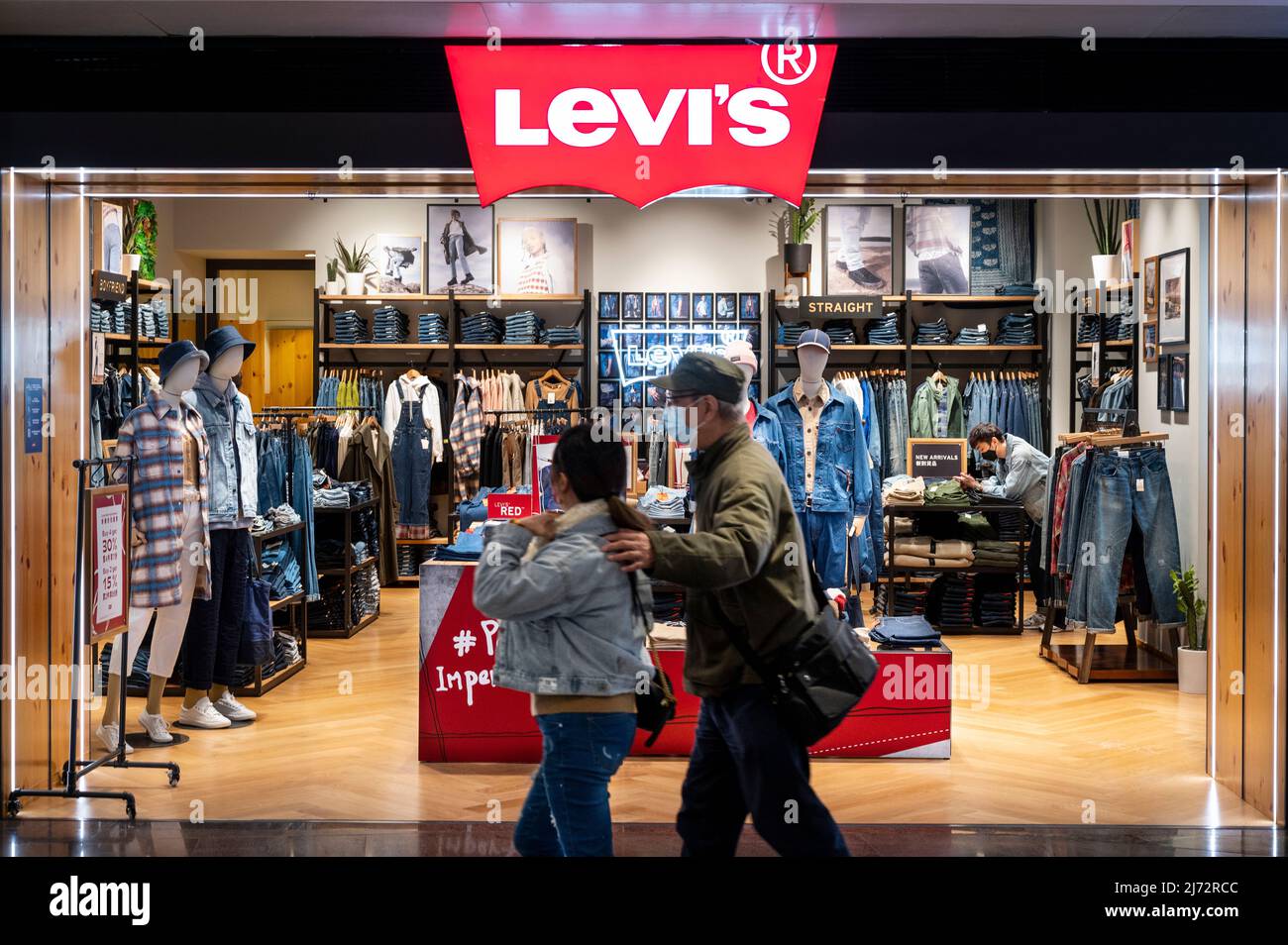 Shoppers walk past the American clothing company brand, Levi´s (Levis) store,  and logo in Hong Kong. (Photo by Budrul Chukrut / SOPA Images/Sipa USA  Stock Photo - Alamy