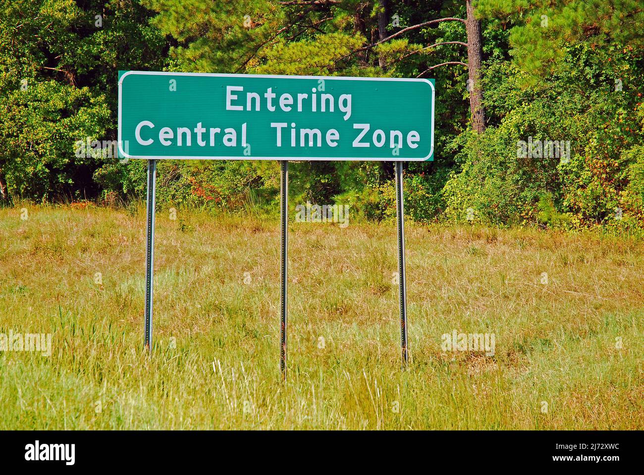 A sign advises travelers they are entering a new time zone Stock Photo