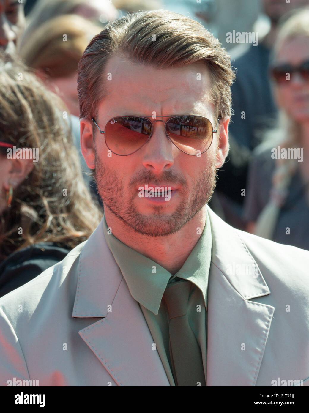 glen powell top gun sunglasses