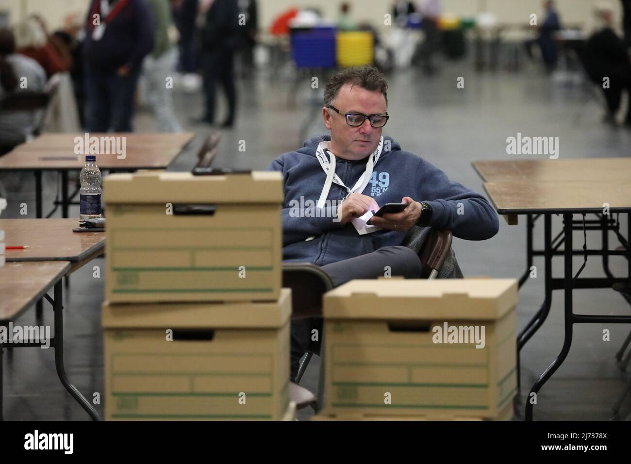 An election volunteer at Peterborough Arena, as counting begins across the UK for the local government elections. Picture date: Thursday May 5, 2022. Stock Photo