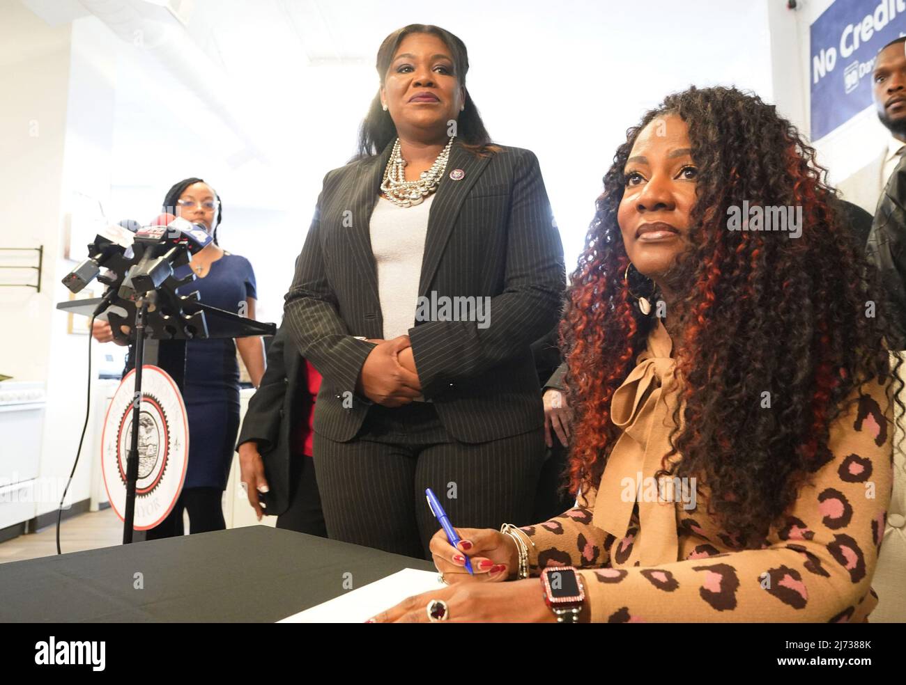 St. Louis Mayor Tishaura Jones signs House Bill 82, directing 37