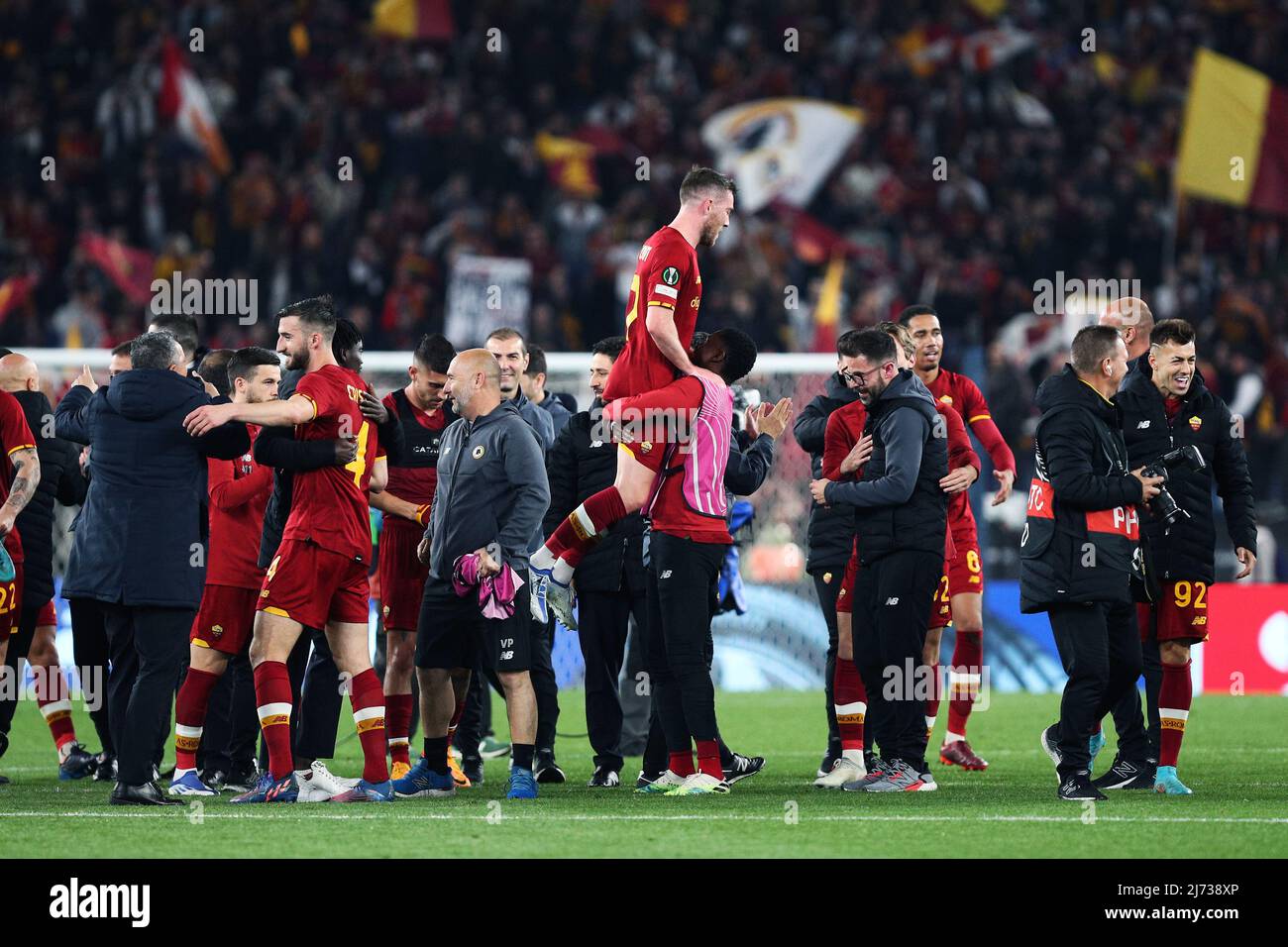 Roma players celebrate at the end of the UEFA Conference League, Semi-finals, 2nd leg football match between AS Roma and Leicester City on May 5, 2022 at Stadio Olimpico in Rome, Italy - Photo: Federico Proietti/DPPI/LiveMedia Stock Photo